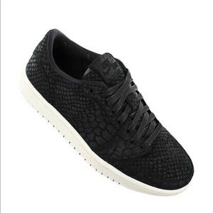 Nike Air Jordan 1 Retro Women`s